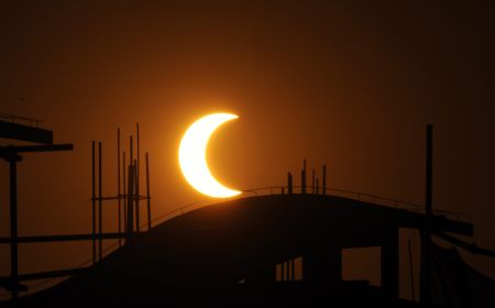 A partial eclipse of sun is seen in Fuzhou, capital of southeast China's Fujian Province, Jan. 15, 2010.