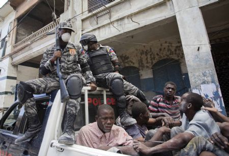 Haitian police arrest suspected looters in Haitian capital Port-au-Prince on January 16, 2010. 