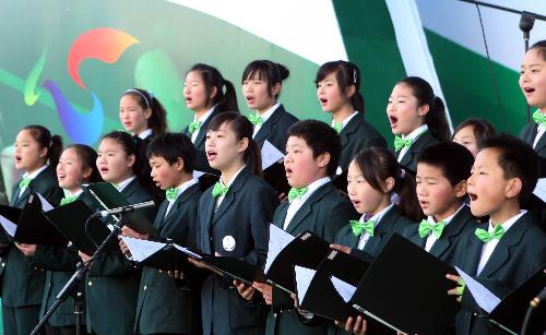 A chorus sings in an activity which is held to promote the the ecological 2010 Shanghai World Expo at the Century Square in Shanghai, east China, January 17, 2010.
