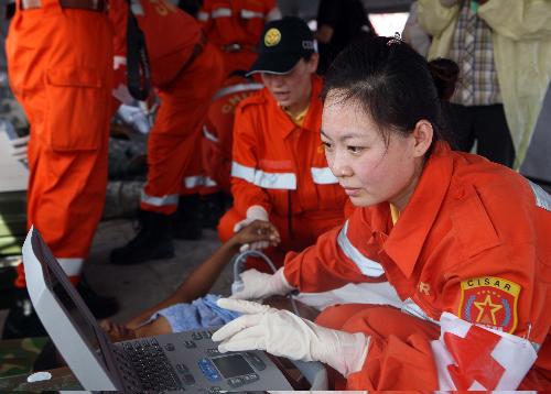 A medical worker of China International Search and Rescue Team (CISAR) operates type-B ultrasonic test for a Haitian pregnant woman in Port-au-Prince, Haiti, January 18, 2010.