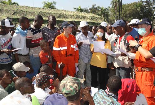 Medical workers of China International Search and Rescue Team (CISAR) inform the knowledge of sanitation epidemic prevention to Haitian people in Port-au-Prince, Haiti, January 18, 2010.