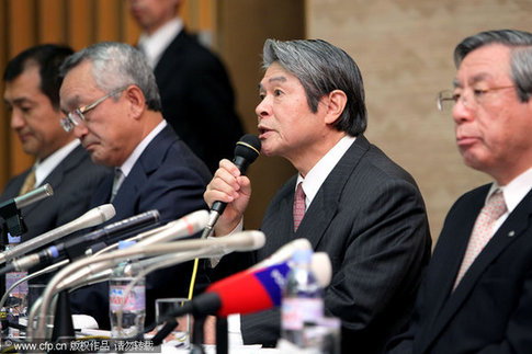 Hiroshige Nishizawa (2nd R), President of Enterprise Turnaround Initiative Corporation of Japan, speaks next to Haruka Nishimatsu (R), President and CEO of JAL, during a press conference at Tokyo Chamber of Commerce and Industry Building on January 19, 2010 in Tokyo, Japan. [CFP]