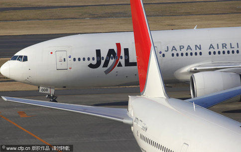 A JAL jet taxies past another jal plane at haneda airport in tokyo, japan, tuesday, Jan.19, 2010. [CFP]