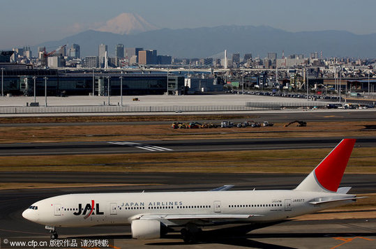 Japan Airlines (JAL) passenger airplane is prepared for take-off the Tokyo International Airport on January 6, 2010 in Tokyo, Japan. [CFP]