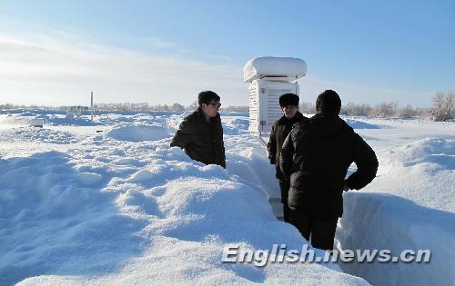 Heavy snow has delayed flights, closed highways and caused casualties in northwest China's Xinjiang Uygur Autonomous Region. 