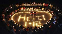Teachers and students of No.1 Middle School in Hanshan county, east China's Anhui Province, light candles to commemorate the eight Chinese peacekeepers died in the earth quake of Haiti and pray for the Haitians, January 18, 2010.