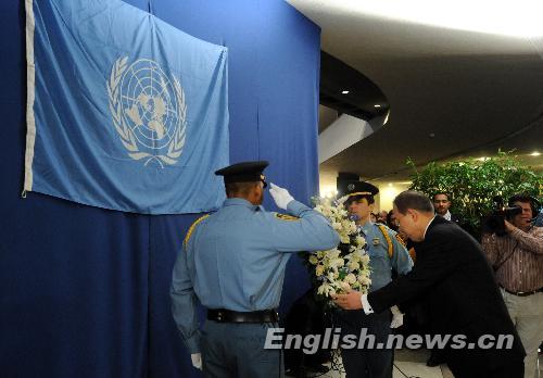 UN Secretary-General Ban Ki-moon (R) presents a wreath during a candle vigil mourning Haitian earthquake victims at UN Headquarters in New York January 19, 2010.
