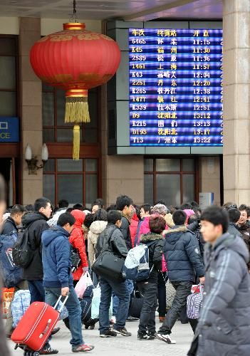 Passengers queue to go inside Beijing Railway Station to catch their trains in Beijing, China, January 20, 2010.