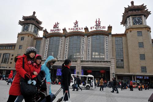 Some students arrive at Beijing Railway Station to catch their trains in Beijing, China, January 20, 2010.