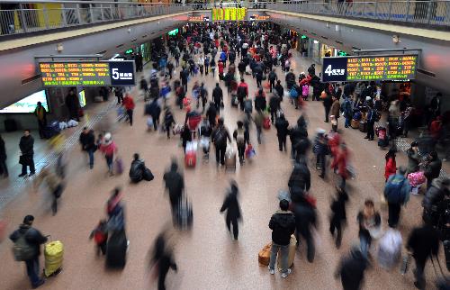 Passengers rush to catch their trains at Beijing West Railway Station in Beijing, China, January 20, 2010. 