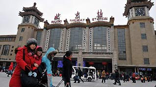 Some students arrive at Beijing Railway Station to catch their trains in Beijing, China, January 20, 2010.