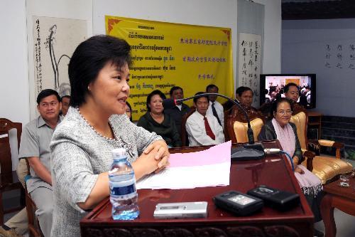 Chinese Ambassador to Cambodia Zhang Jinfeng gives the first lecture at the Confucius Institute of the Royal Academy of Cambodia in Phnom Penh, Jan. 21, 2010. 