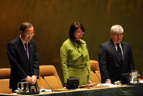 UN Secretary-General Ban Ki-moon (L) and the acting General Assembly president Byrganym Aitimova(C) mourn during a plenary session in UN headquarter in New York, January 22, 2010.