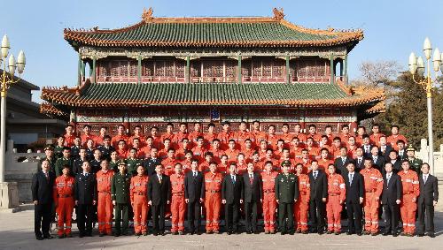 Chinese Vice Premier Hui Liangyu (11th L, 1st row) poses for a group photo with members of the China International Search and Rescue Team (CISAR) in Beijing, capital of China, on January 27, 2010.