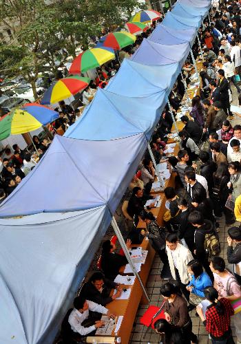 Students attend a job fair for college graduates in Haikou, capital of south China's Hainan Province, January 29, 2010. A total of 3,900 job vacancies were provided at the job fair, which attracted more than 4,000 graduates. HAIKOU, January 29, 2010. 