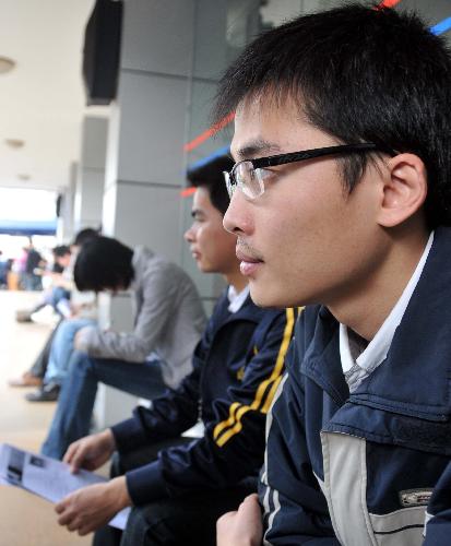 A student waits for an interview at a job fair for college graduates in Haikou, capital of south China's Hainan Province, January 29, 2010. A total of 3,900 job vacancies were provided at the job fair, which attracted more than 4,000 graduates. 