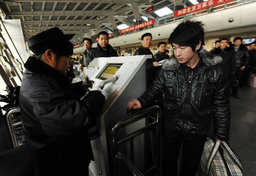 Passengers check in for a bus at the Liuliqiao long-distance bus terminal in Beijing, capital of January 30, 2010, the first day of China's Spring Festival travel peak. The Chinese traditional Spring Festival, or lunar New Year, starts from February 14 this year, when people return home for a family reunion. 