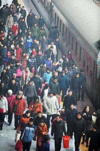 Photo taken on January 31, 2010 shows railway passengers at a platform in Bozhou Railway Station in Bozhou, east China's Anhui Province. China on Saturday began its annual mass passenger transportation for the traditional Lunar New Year, with an expected 2.54 billion journeys in the coming 40 days.