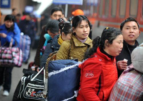 Migrant workers from southwest China's Chongqing Municipality get on a train at the railway station of Hangzhou, capital of east China's Zhejiang Province, January 31, 2010. Some 20 million migrant workers in Zhejiang Province began to return home for Spring Festival which falls on February 14 this year.
