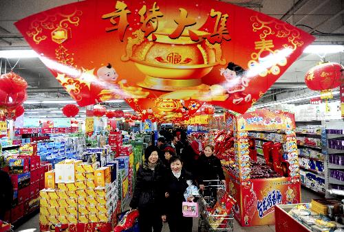 Citizens buy food and decorations for the Spring Festival, the Chinese traditional lunar Year of the Tiger, at a market in Shengyang, capital of northeast China's Liaoning Province, Feb. 12, 2010.