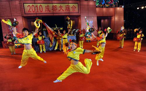 Actors perform drums at a temple fair in Chengdu, capital of southwest China's Sichuan Province, Feb. 11, 2010. 