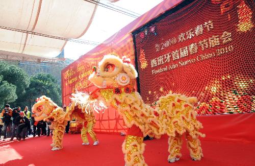 Overseas Chinese perform lion dance during the first temple fair for Chinese New Year in Madrid, capital of Spain, Feb. 13, 2010. The two-day temple fair will show off Chinese traditional performances, food, craftwork and calligraphy.