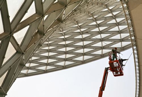 Builders work on the Sunshine Valley of 2010 Shanghai World Expo, in Shanghai, east China, Feb. 19, 2010. 