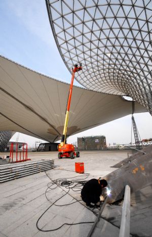 Builders work on the Sunshine Valley of 2010 Shanghai World Expo, in Shanghai, east China, Feb. 19, 2010. 