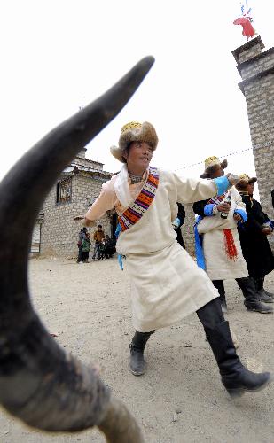 A Tibetan villager competes in a traditional game, in which participants try to shoot an oxhorn with stones, in a village of Lhasa, capital of southwest China's Tibet Autonomous Region, on Feb. 20, 2010. 