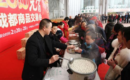 Attendees receive free Tangyuan, or stuffed dumplings, at the Chengdu Lantern Festival Trade Fair in Chengdu, capital of southwest China's Sichuan province, Feb. 20, 2010. 