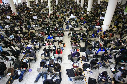Students take part in the entrance examination for art academies in Shandong University of Art and Design in Jinan Shungeng International Convention and Exhibition Center in Jinan, capital of east China's Shandong Province, Feb. 24, 2010. 