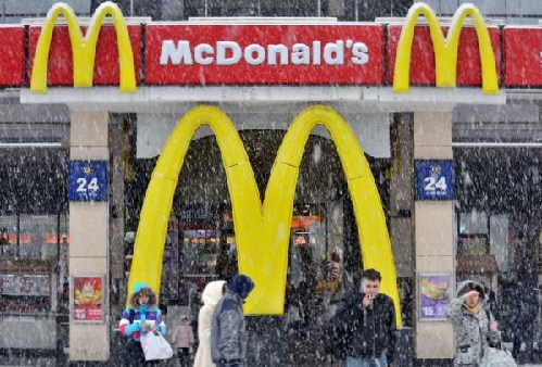 Along with lowering the price of a pair of McWings from 7 yuan ($1) to 5 yuan, fried chicken wing coupons from any restaurant, including arch-rivals KFC and Burger King, can be used in McDonald's outlets nationwide to get an additional 10% discount. [CFP]