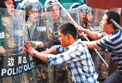 Armed police officers practice anti-riot tactics during a drill in Taizhou, Zhejiang Province,Thursday in preparation for security for the Shanghai World Expo, which kicks off on May 1. 