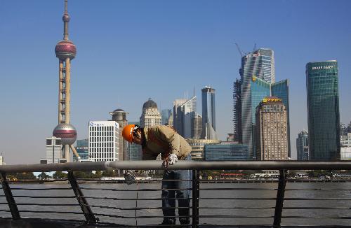 A worker is seen on the Bund in Shanghai municipality of east China, January 26, 2010. 