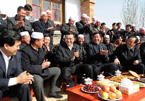 Chinese Vice Premier Li Keqiang talks with villagers during an inspection tour in Ningxia Hui Autonomous Region, Feb. 26, 2010. 