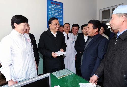 Chinese Vice Premier Li Keqiang talks about medical insurance with local residents during an inspection tour in Ningxia Hui Autonomous Region, Feb. 26, 2010.