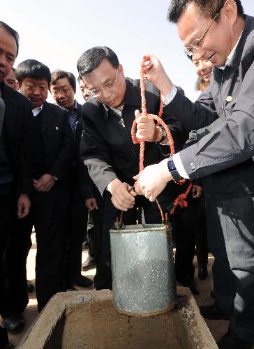 Chinese Vice Premier Li Keqiang checks the quality of drinking water during an inspection tour in Ningxia Hui Autonomous Region, Feb. 26, 2010. 