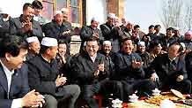 Chinese Vice Premier Li Keqiang talks with villagers during an inspection tour in Ningxia Hui Autonomous Region, Feb. 26, 2010.
