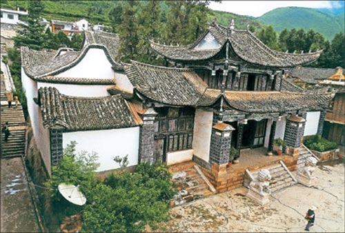 San Sheng Gong (Three Saints Palace), in the center of Baiwu Village, is a well-preserved Taoist temple honoring Guan Yu, Guan Ping and Zhou Cang - all heroes in classic novel 'Romance of the Three Kingdoms.' 