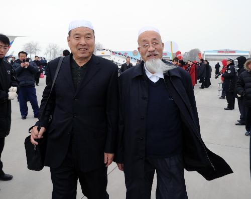 Members of the 11th National Committee of the Chinese People's Political Consultative Conference (CPPCC) from northwest China's Gansu Province arrive in Beijing, capital of China, March 1, 2010. T