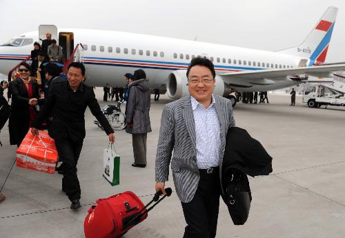 Members of the 11th National Committee of the Chinese People's Political Consultative Conference (CPPCC) from northwest China's Gansu Province arrive in Beijing, capital of China, March 1, 2010. T