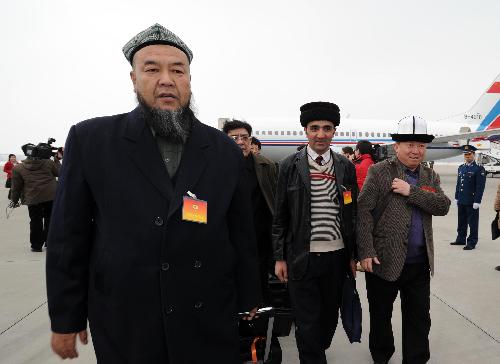 Members of the 11th National Committee of the Chinese People's Political Consultative Conference (CPPCC) from northwest China's Gansu Province arrive in Beijing, capital of China, March 1, 2010. T