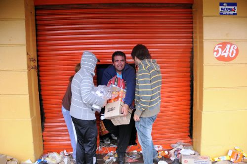 People loot merchandise outside a shop in the quake-devastated Concepcion, Chile, March 1, 2010. 