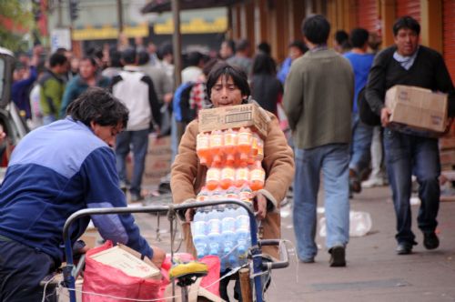 Looters run away with merchandise they stole from a shop in the quake-devastated Concepcion, Chile, March 1, 2010.