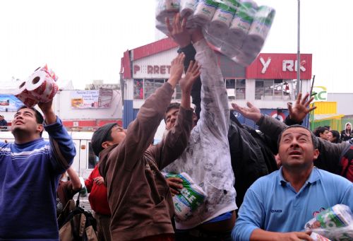 People loot merchandise outside a shop in the quake-devastated Concepcion, Chile, March 1, 2010. 