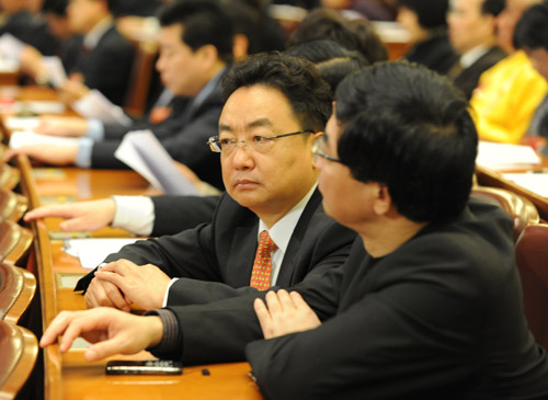 Members of the 11th National Committee of the Chinese People&apos;s Political Consultative Conference (CPPCC) attend the opening meeting of the Third Session of the 11th CPPCC National Committee at the Great Hall of the People in Beijing, capital of China, March 3, 2010. 