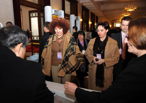 Foreign diplomats who attend the Third Session of the 11th National Committee of the Chinese People&apos;s Political Consultative Conference (CPPCC) enter the Great Hall of the People in Beijing, capital of China, March 3, 2010. 