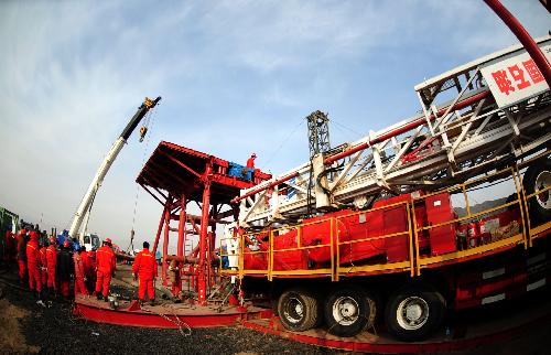 Rescue workers install a drill at the Luotuoshan Coal Mine in Wuhai City, north China's Inner Mongolia Autonomous Region, March 3, 2010.