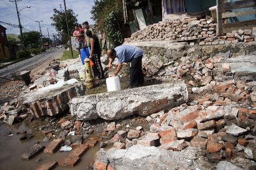 People look for clean water in the quake-devastated Concepcion, Chile, March 3, 2010.