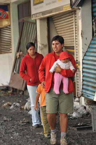 A homeless family stroll in Talcahuano, near the quake-devastated Concepcion, Chile, March 3, 2010.